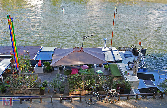 Boat homes on the Seine