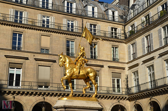 Statue of Jean d'Arc in Place des Pyramides