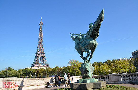 Capitaine Fracasse statue